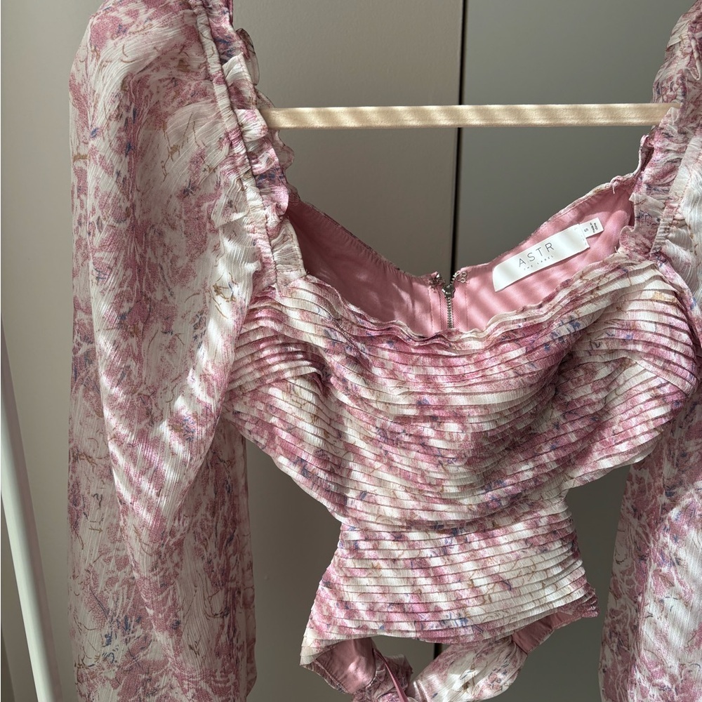 ASTR the Label Savita Pink Floral Cutout Ruched Crop Top Small - Picture 6 of 8